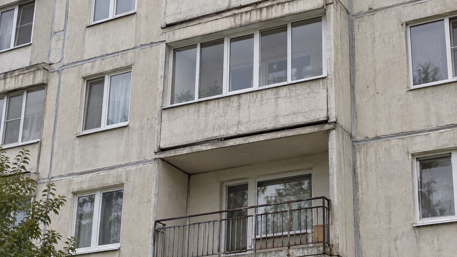 Чем лоджия отличается от балкона: фасад панельного дома
